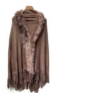 Long poncho with fur and stylish